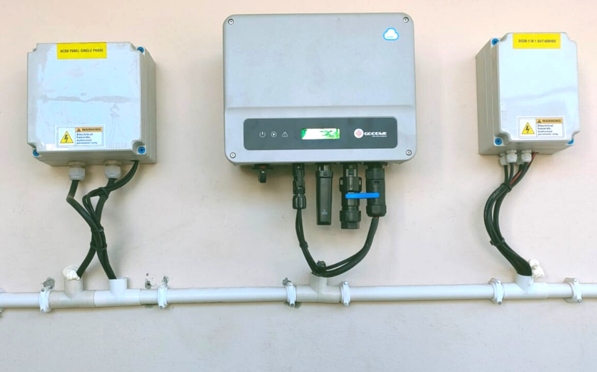Блок объединения постоянного тока, инвертор, блок объединения переменного тока, установленный с кабельными соединениями постоянного и переменного тока